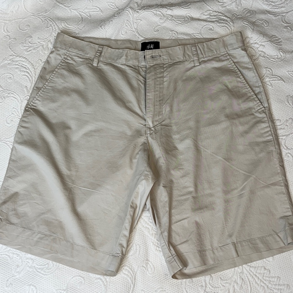 H&M Mens shorts. US 33R. Light khaki. 100% Cotton. Back and side pockets.